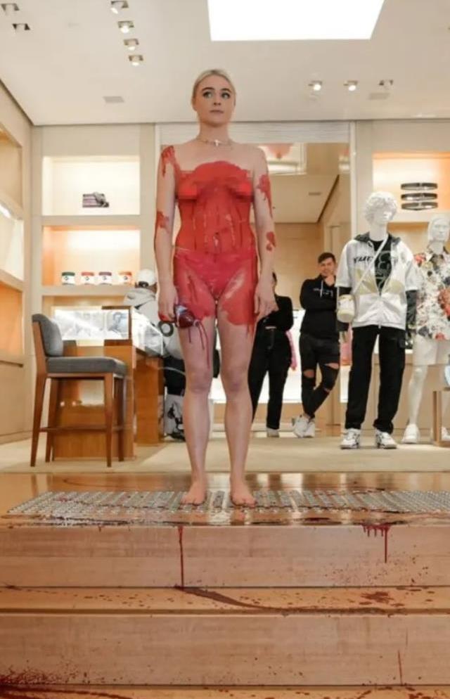 Ünlü vegan aktivist Tash Peterson, ünlü markayı protesto edip soyundu