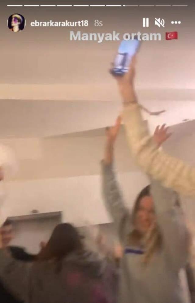 Ebrar Karakurt, İtalya'daki evini türkü bara çevirdi! Milano'dan İstanbul'a mesaj