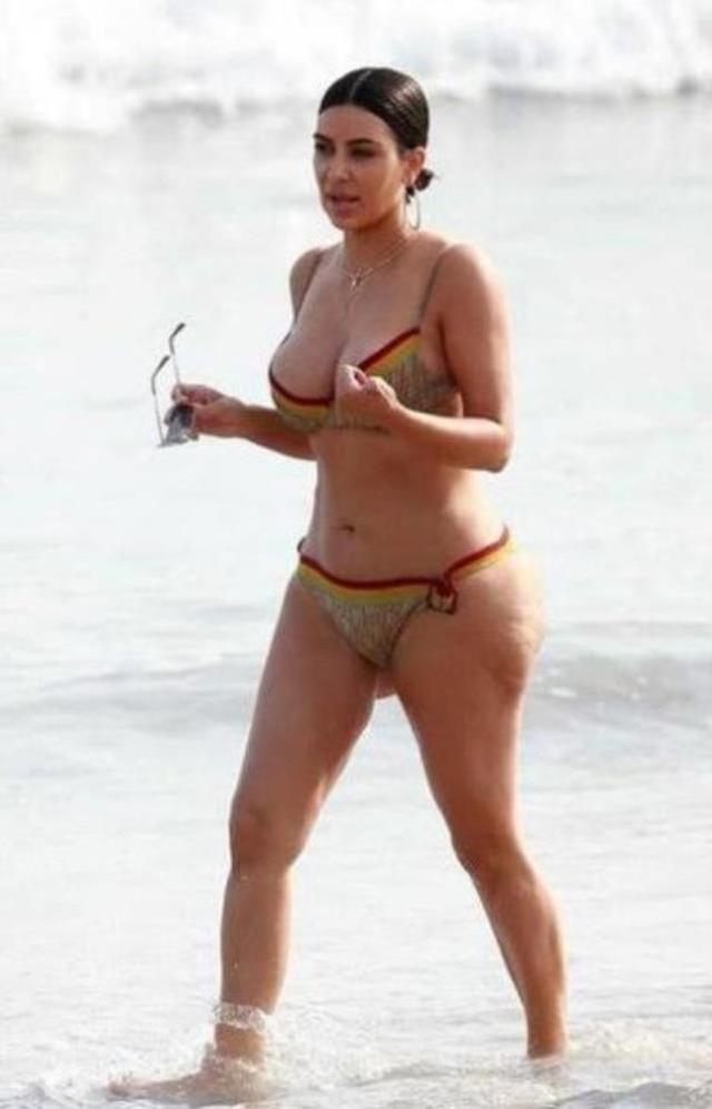 Kalçalarını eriten Kim Kardashian'dan mavi elbiseli poz