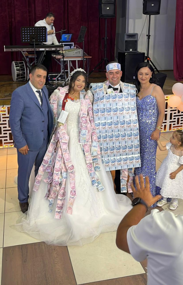 Düğünde damada paradan yelek giydirdiler