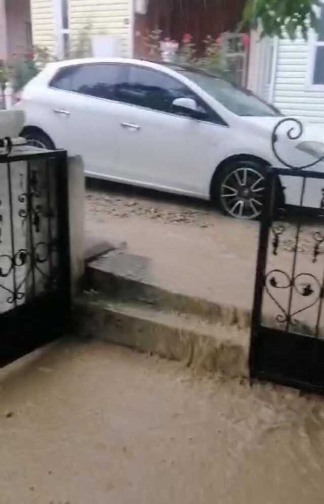 Silivri'de Sağanak Yağış Yolları Nehre Döndürdü