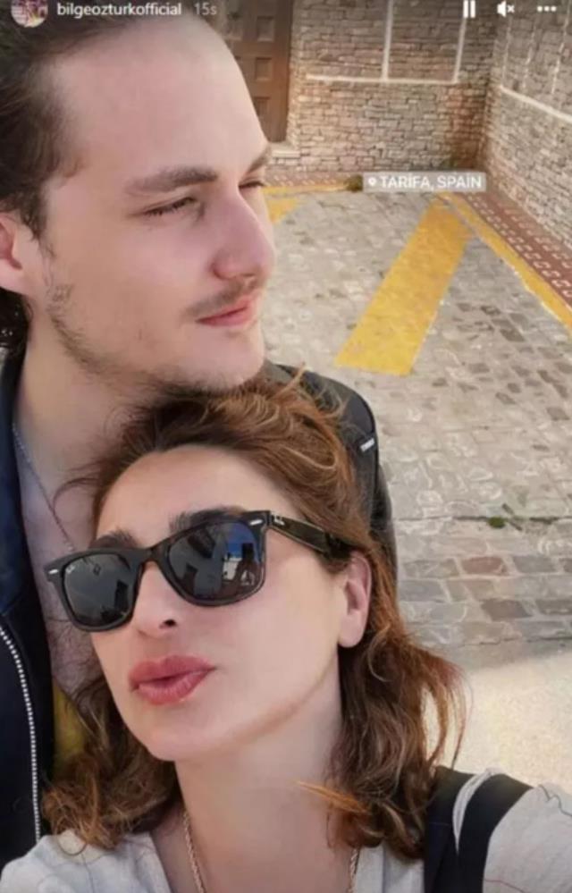 Bilge Öztürk ve kendisinden 22 yaş küçük sevgilisinden sarmaş dolaş aşk pozu