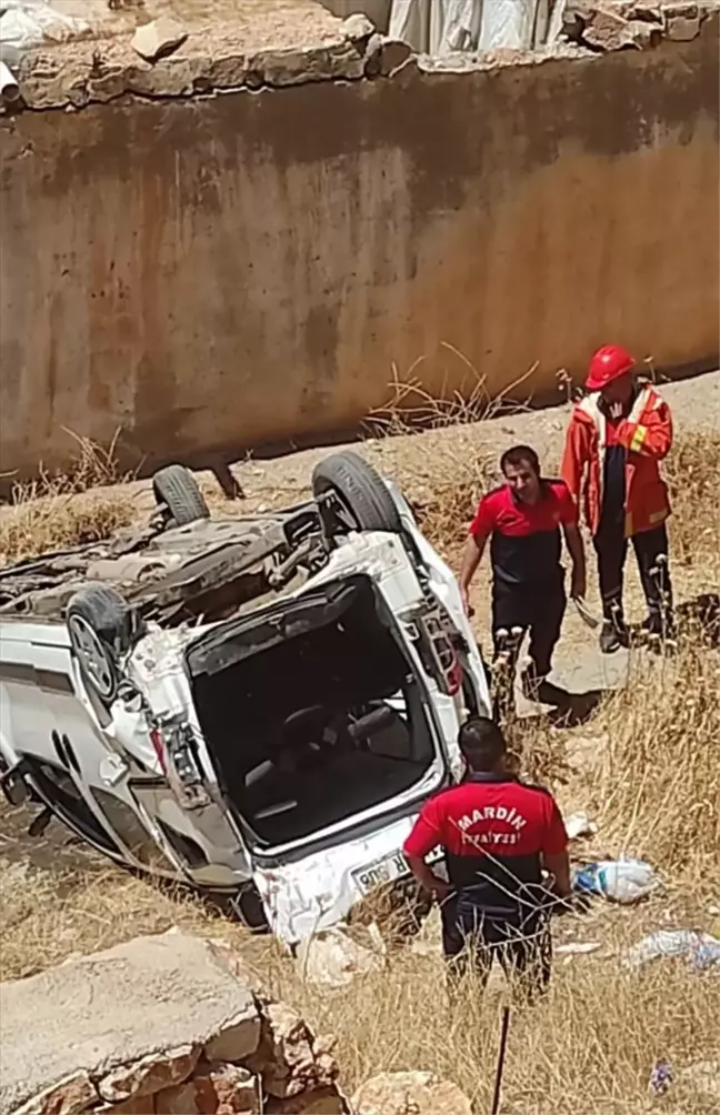 Mardin'de hafif ticari araç devrildi, 10 kişi yaralandı