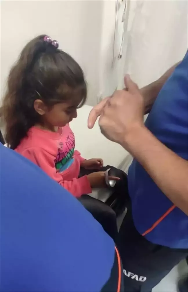 Muş'ta 4 yaşındaki çocuğun parmağına sıkışan kapı kilidi kapağı AFAD tarafından çıkarıldı