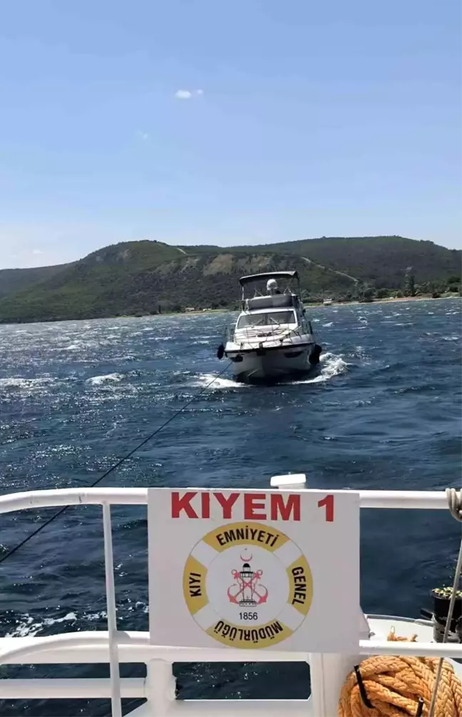 Çanakkale Boğazı'nda Arızalanan Tekne Kurtarıldı
