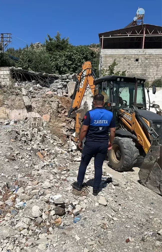 Gaziantep'te tehdit oluşturan metruk binalar yıkılıyor