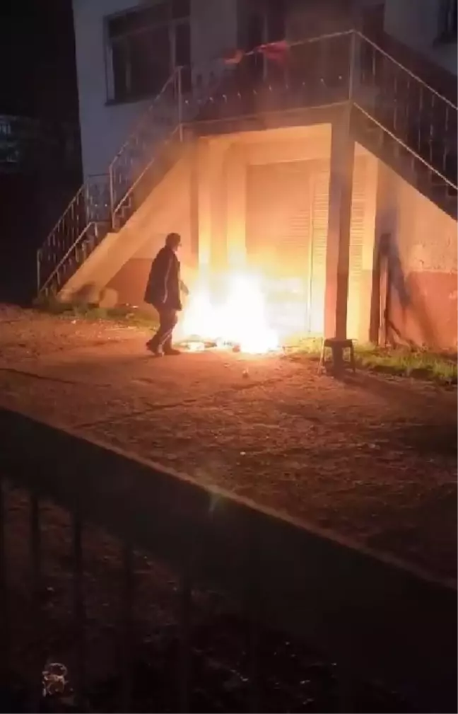 Düzce'de Yanma Tehlikesi Olan Türk Bayrağı Güvenli Yere Alındı