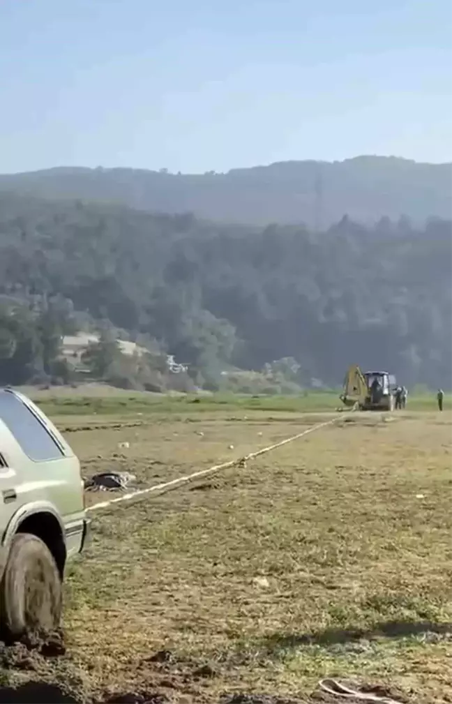 Bursa'da Piknik İçin Gidilen Gölette Araçlar Bataklığa Saplandı