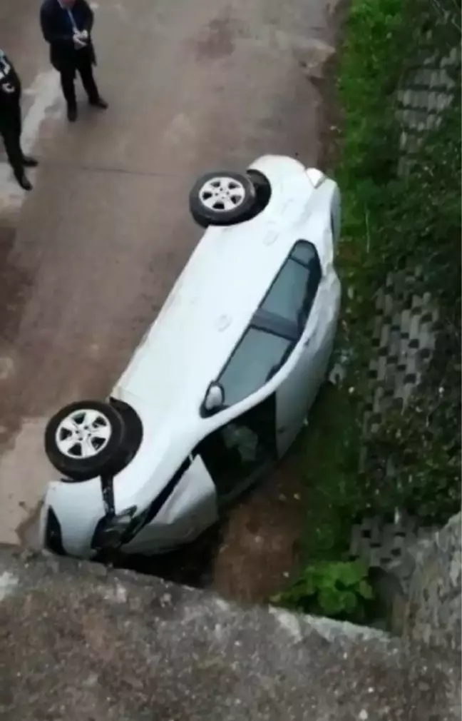 MALTEPE'DE KONTROLDEN ÇIKAN OTOMOBİL KÖPRÜDEN AŞAĞI DÜŞTÜ