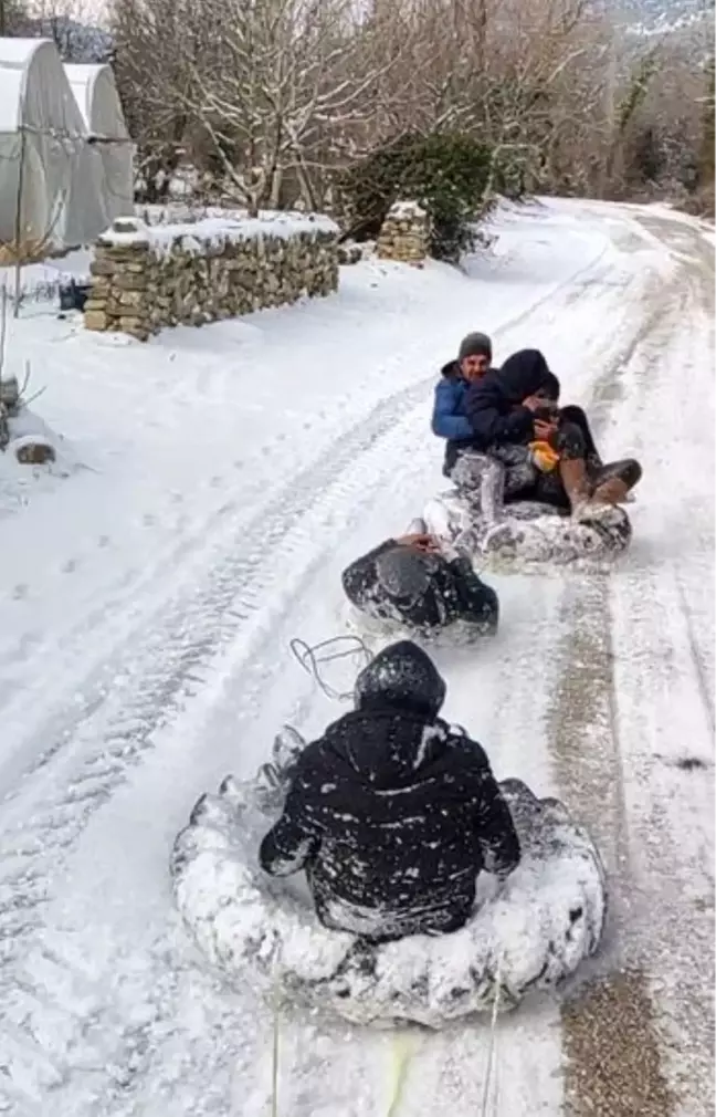 7 kafadar traktöre lastikleri bağlayarak düşe kalka kayak yaptı