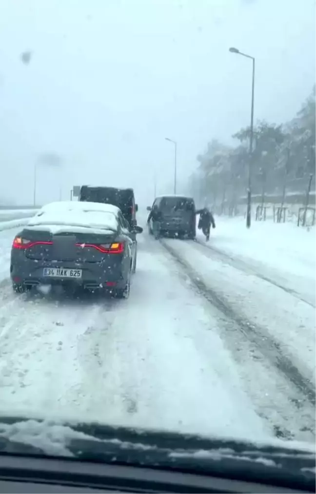 İstanbul'da Kar Yağışı Nedeniyle Araçlar Yolda Kaldı