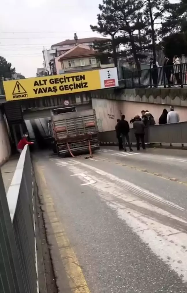 Sakarya'da 3 Metre Yükseklikteki Alt Geçide Tır Sıkıştı