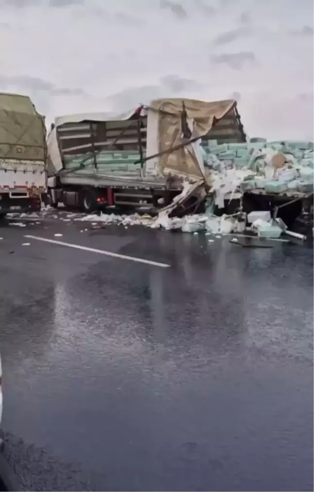 Kuzey Marmara Otoyolu'nda TIR ile Kamyon Çarpıştı: 1 Yaralı