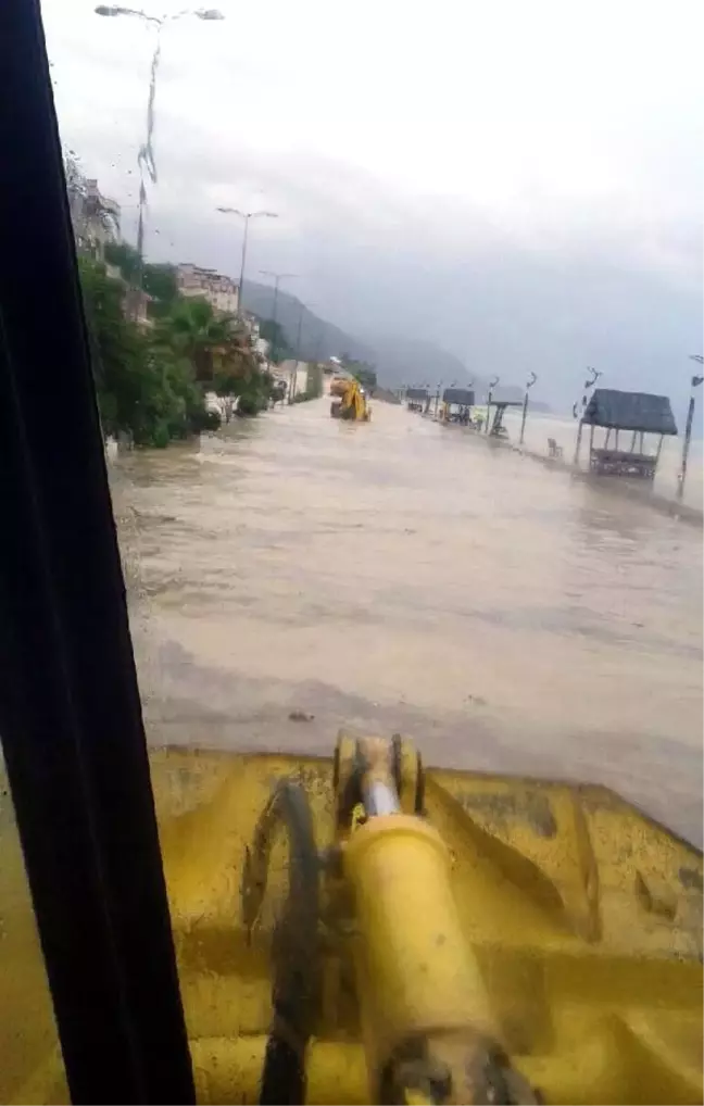 Çatalzeytin'de Yağmur Sele Yol Açtı