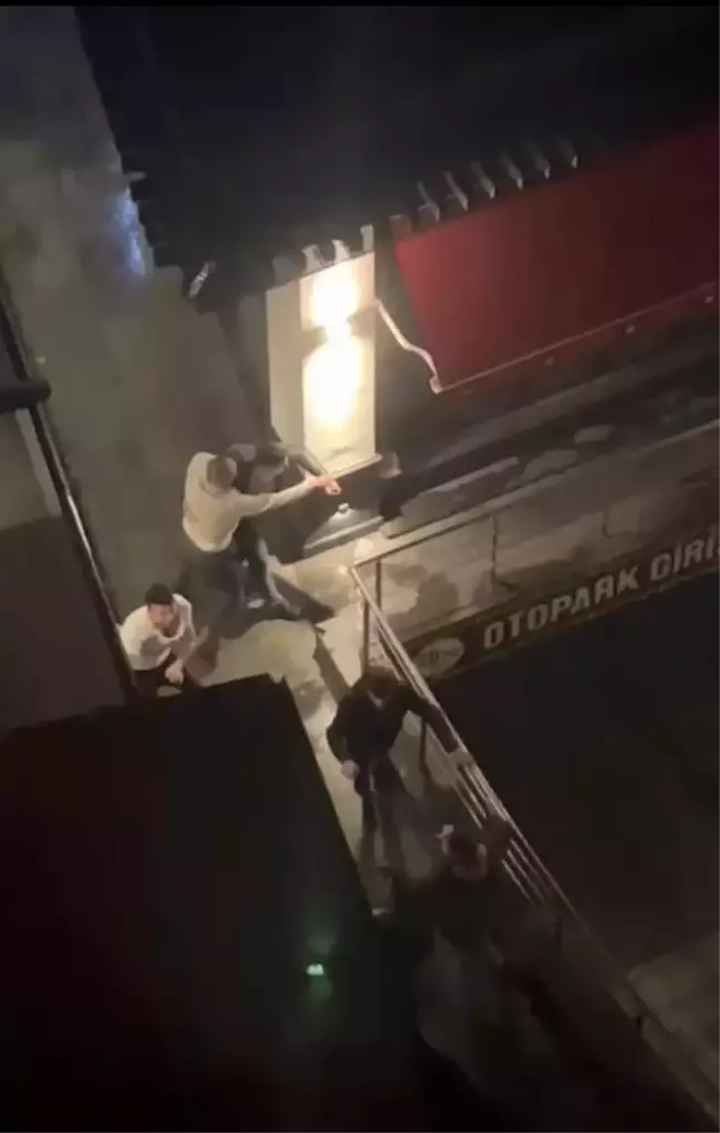 Son dakika 3. sayfa: İstanbul'da barda başlayan kavga dışarıya taştı: Tekme, tokat ve masalı kavga kamerada