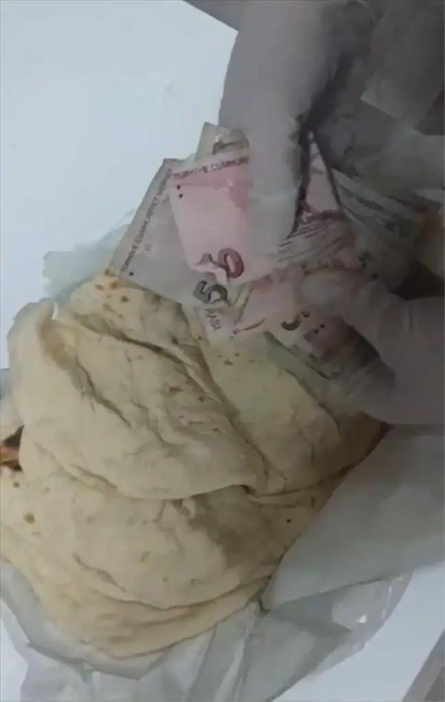 Alanya'da dilencinin lavaşın içine sakladığı para el konuldu
