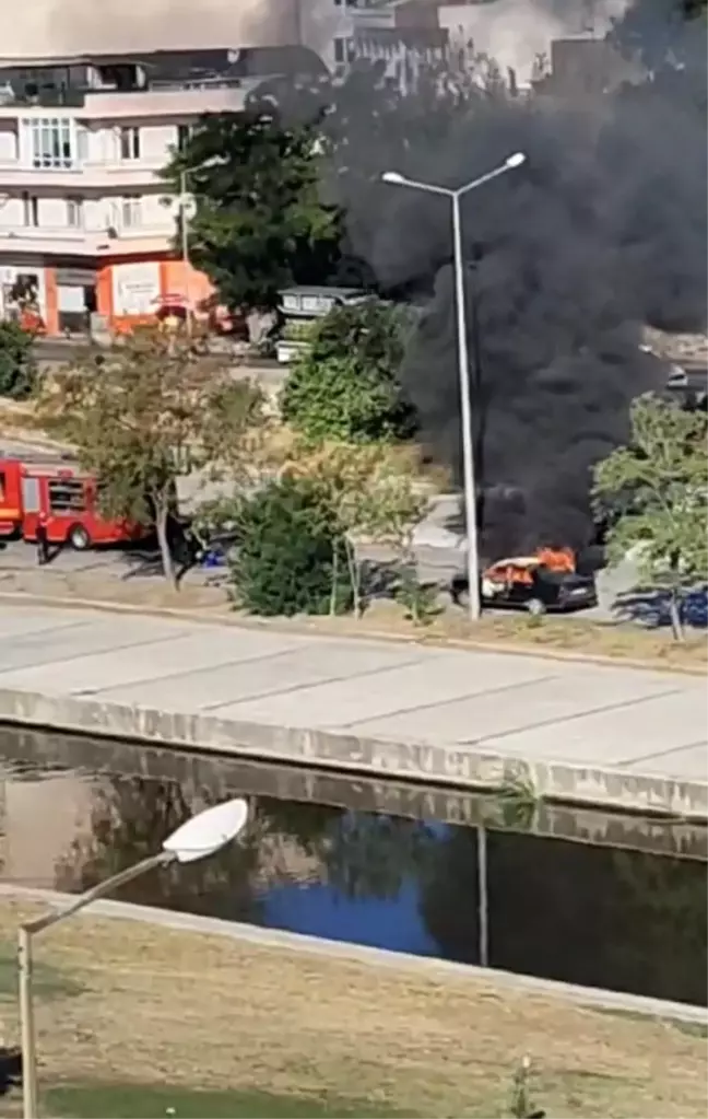 Çanakkale'de Park Halindeki Otomobil Alev Alev Yandı