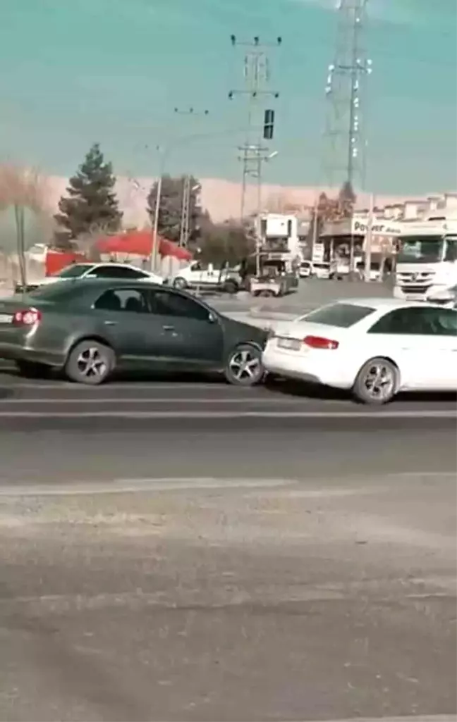 Nusaybin'de Otomobil Çarpıştı, Maddi Hasar Oluştu