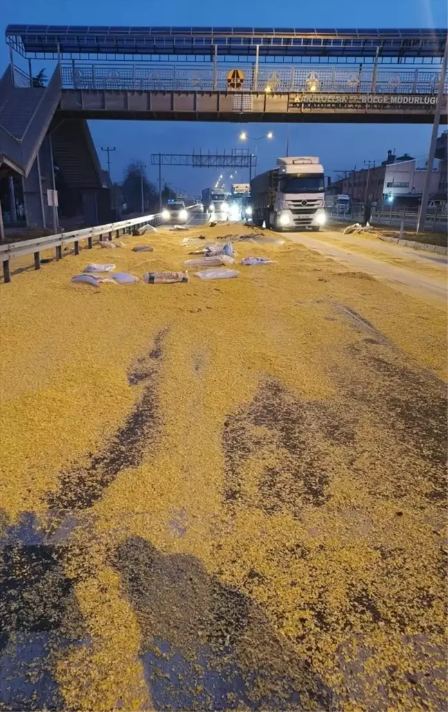 Akşehir'de TIR Yaya Üst Geçidine Çarptı