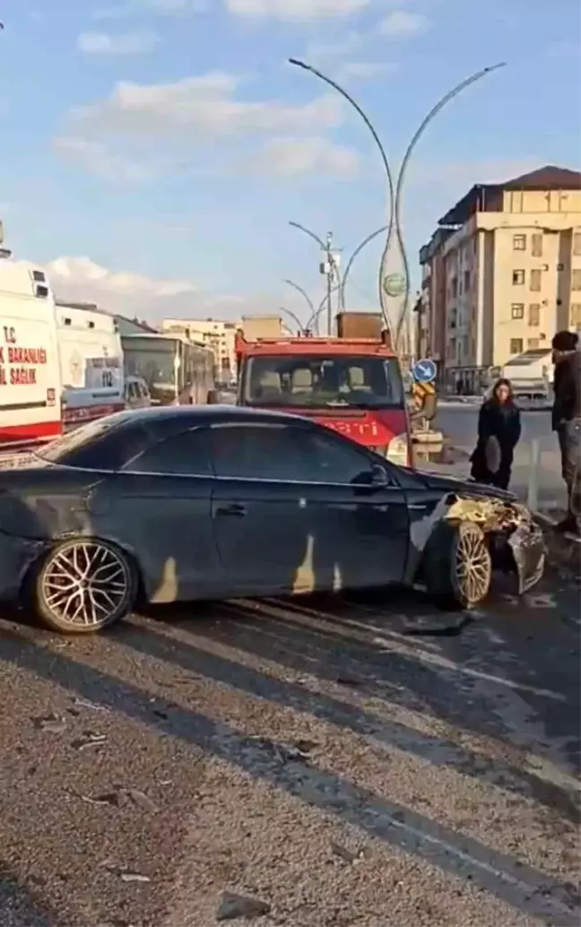 Hakkari'de Feci Kaza: İki Araç Kafa Kafaya Çarpıştı