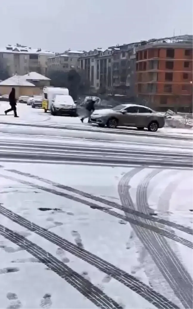 Büyükçekmece'de Yokuştan Kayarak Elektrik Direğine Çarpan Araç