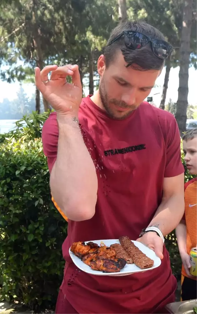 Mangal Partisinde Podolski'den