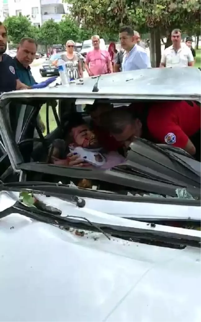 Otomobilde Sıkışan Yaralıları Cankur Kurtardı