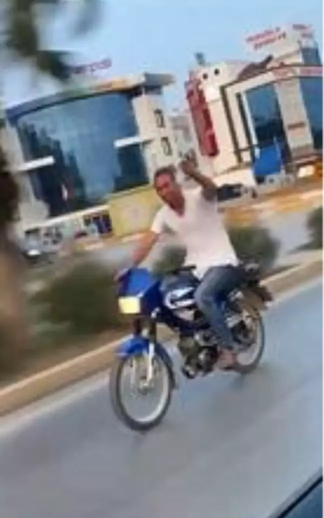 Alkol dolu bardakla motosiklet sürdü, kendisini çekenlere 'şerefe' dedi