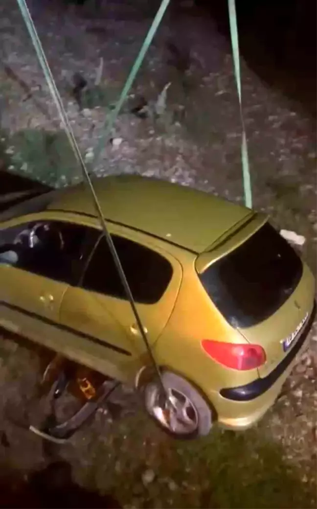 Bursa'da Köpeğe Çarpmamak İçin Şarampole Uçan Araçta Sürücü Yara Almadan Kurtuldu