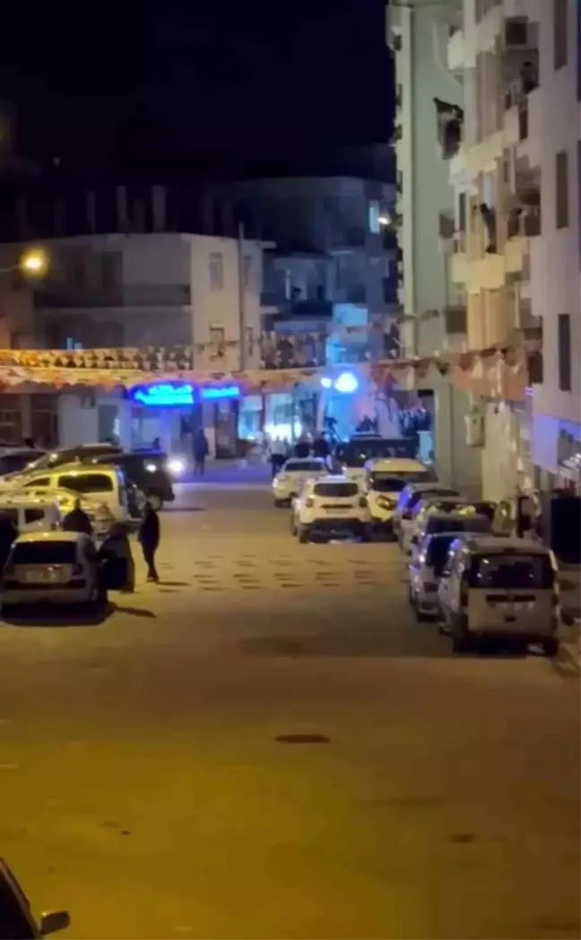 İzmir'de gözaltı işlemi yapmak istedikleri şahıslar tarafından silahlı saldırıya uğrayan 3 polis yaralandı.