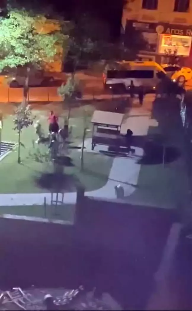 Arnavutköy'de Kız Yüzünden Kavga Eden Gençler Kamerada