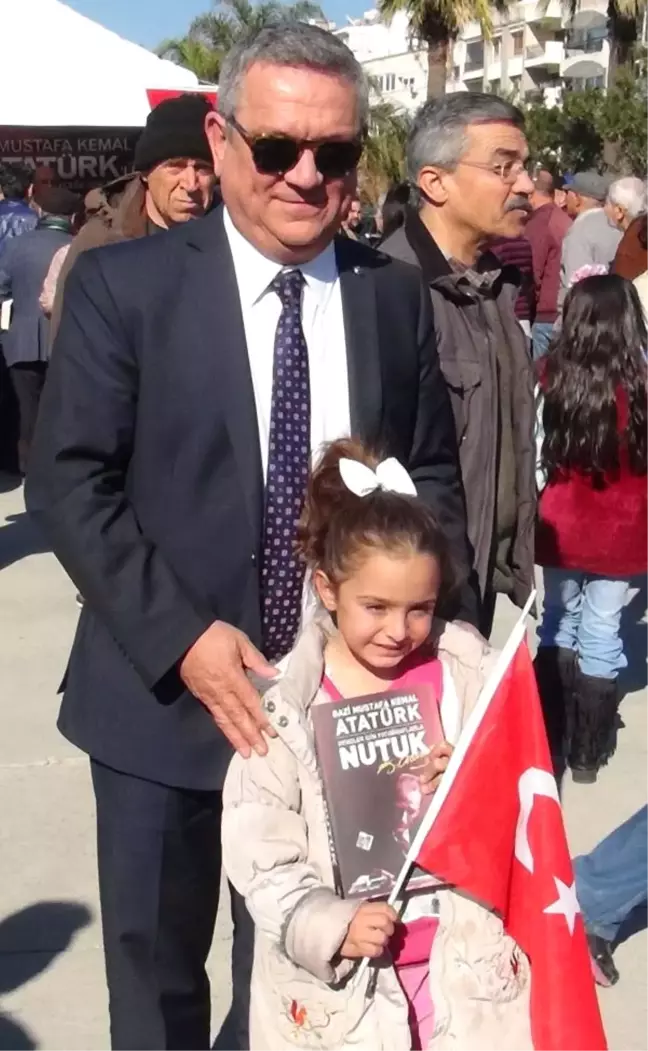 Kuşadası'nda Dağıtılan 'Nutuk' Kapışıldı
