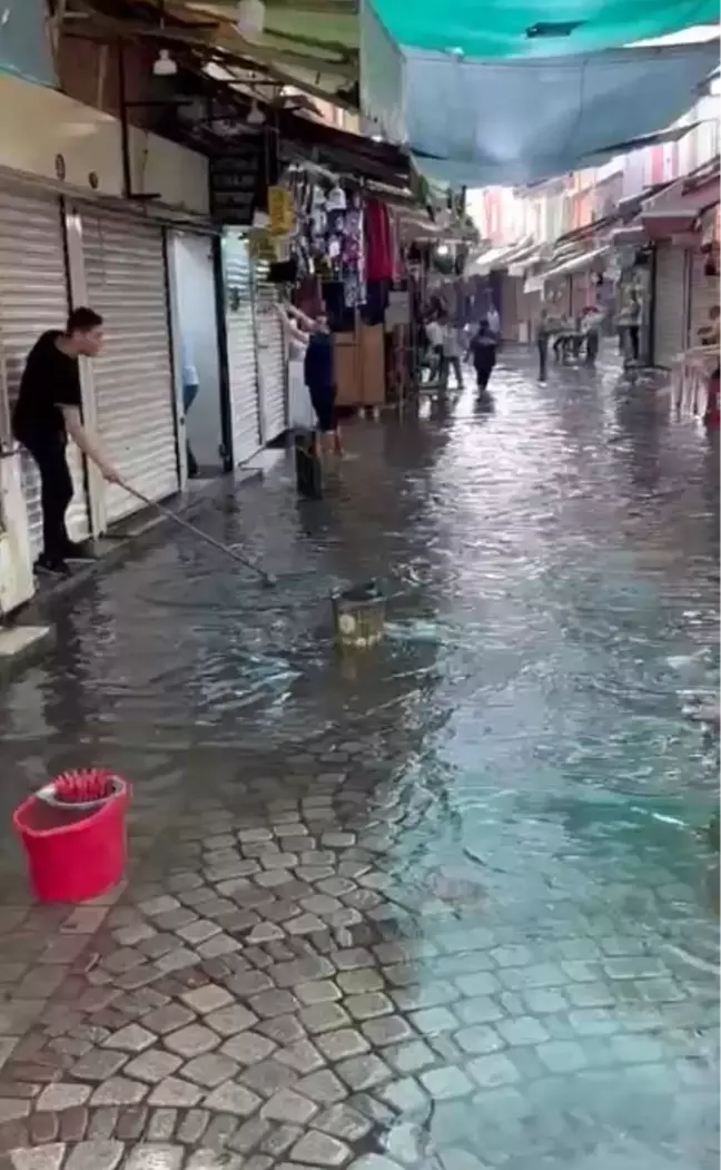 İzmir'i yine sağanak vurdu