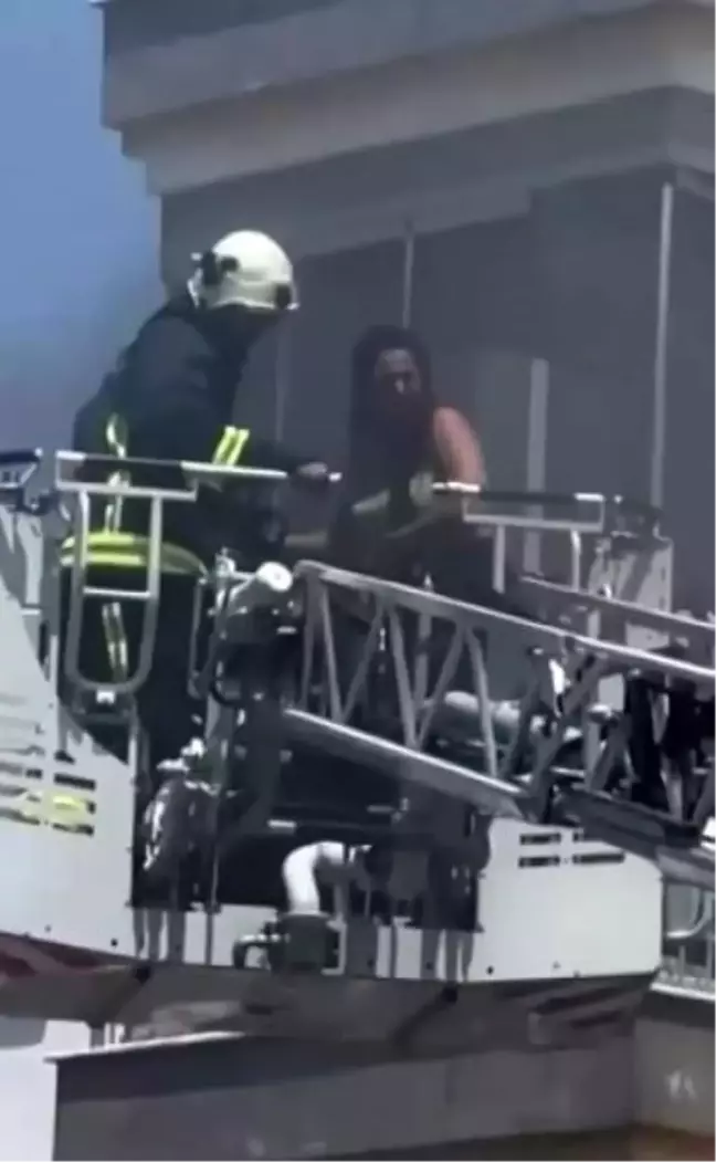 Antalya'da Yangında Mahsur Kalan Kadın İtfaiye Tarafından Kurtarıldı