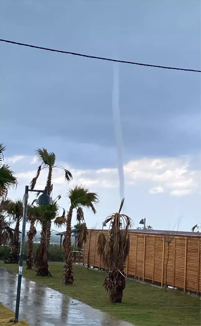 Hatay'ın Samandağ ilçesinde denizde hortum oluştu