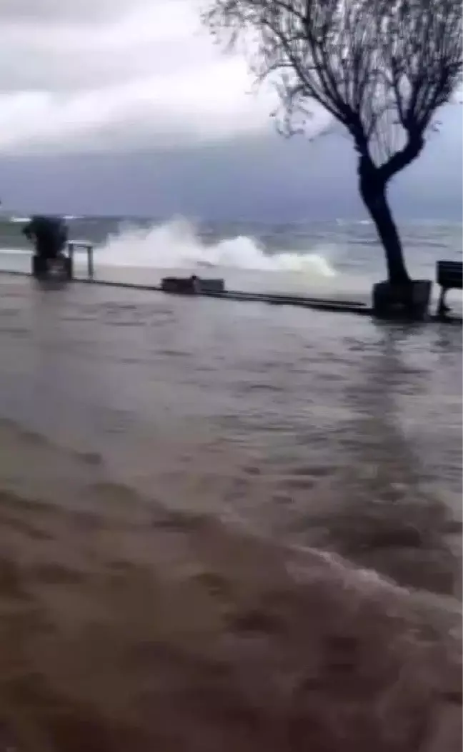 Kurşunlu'da sahil şeridi denizle birleşti
