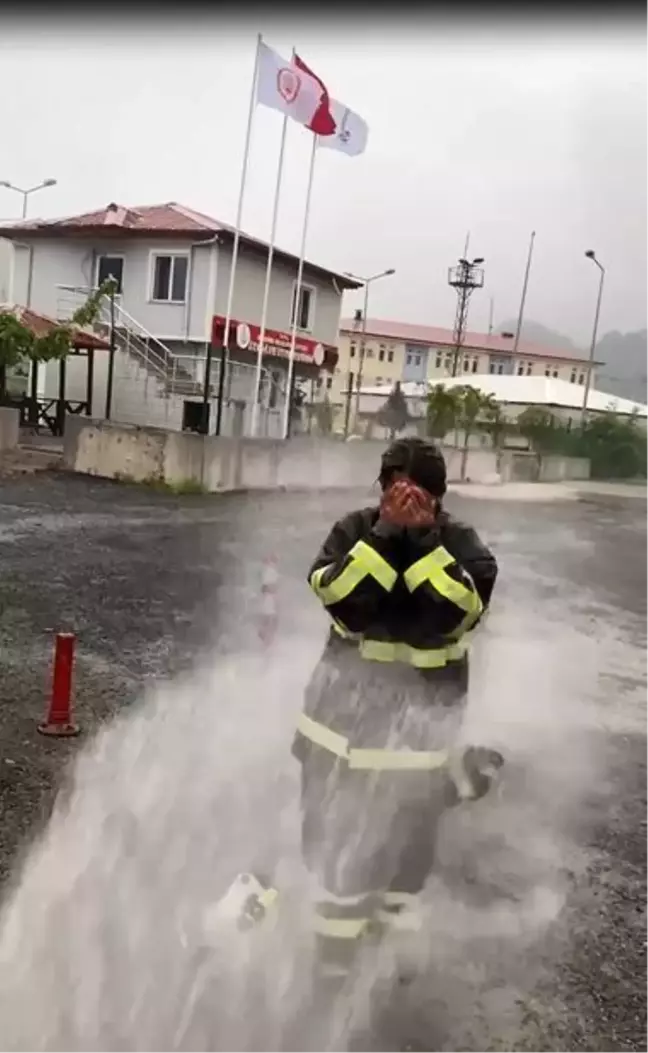 Artvin'de staj yapan genç itfaiyeci ilginç bir şakaya maruz kaldı