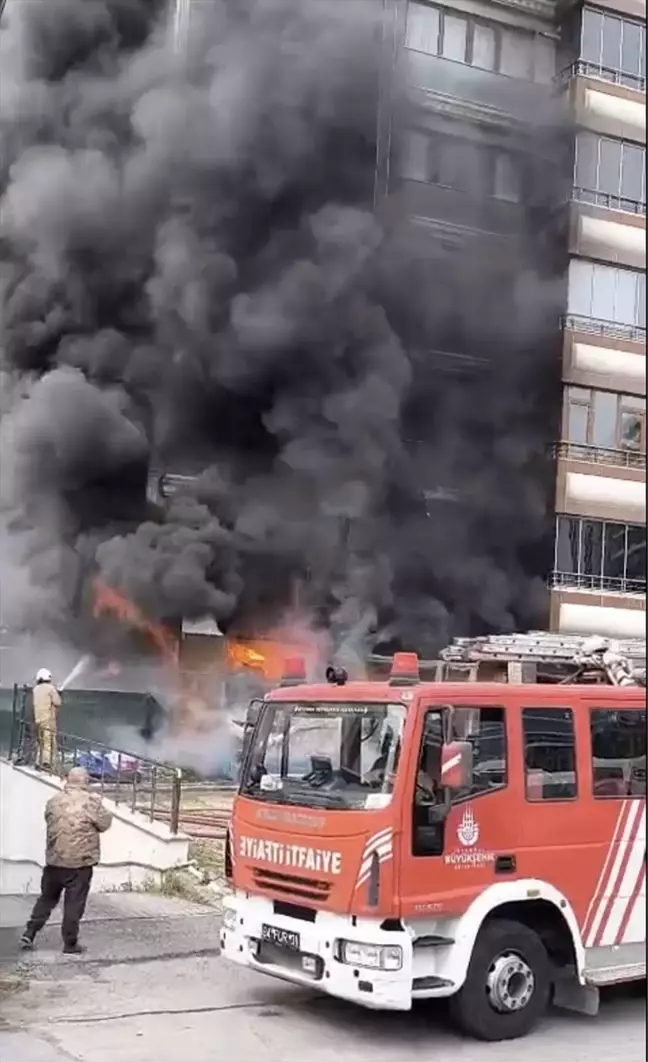 Pendik'te Yangın: 8 Katlı Binada Büyük Hasar