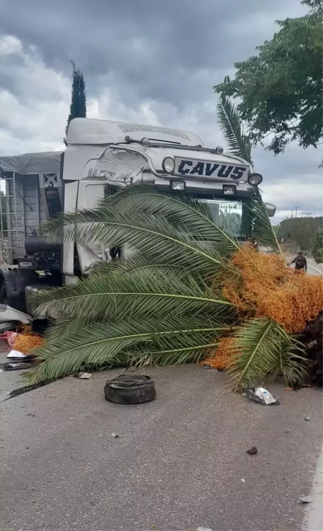 Erdek'te trafik kazası: Yaralanan tır sürücüsü hastaneye kaldırıldı