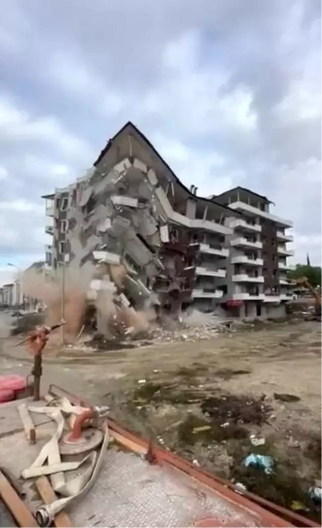 Hatay'da 7 Katlı Bina Kontrollü Olarak Yıkıldı