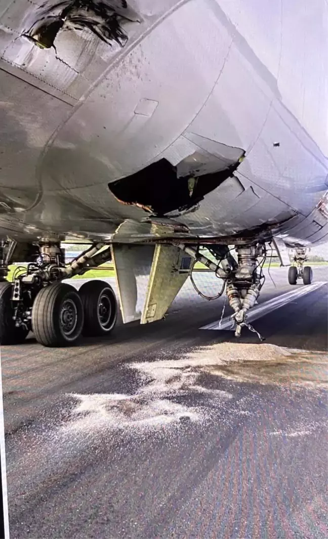 Acil iniş yapan kargo uçağının iniş takımı koptu