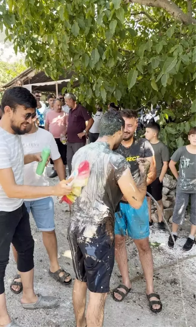 Antalya'da gelin alma geleneği sırasında damada ketçap, sirke ve gres yağı döküldü