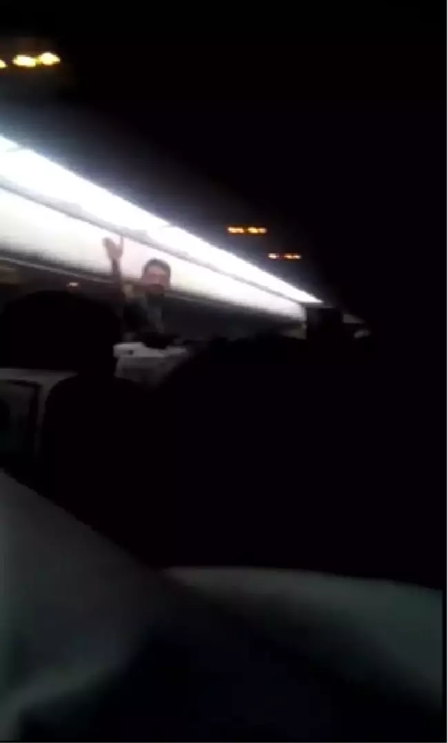 Uçaktaki Kavga Ettiği Kişiye 'İn Ulan Aşağıya' Diye Bağırdı