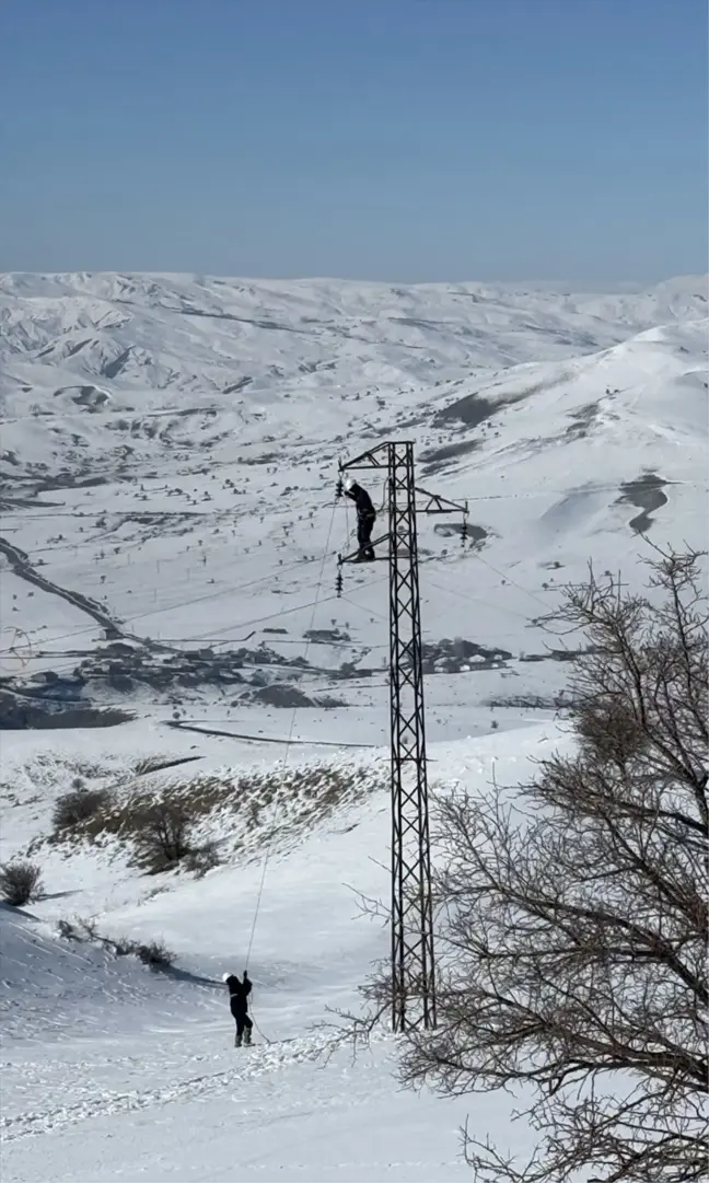 Muş'ta Kış Koşullarına Rağmen Elektrik Arızalarına Müdahale