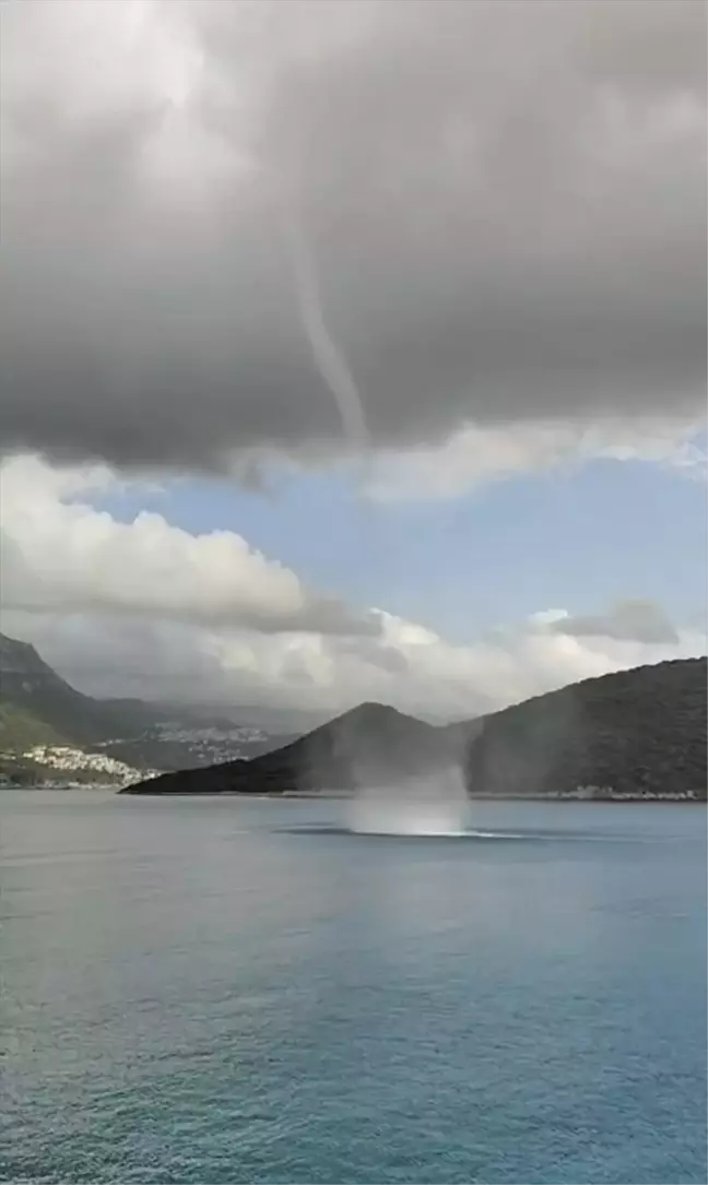 Antalya'da Hortum ve Sağanak Tarım Alanlarını Olumsuz Etkiledi