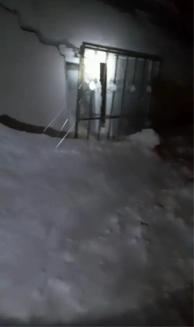 Özalp'ta çığ düştü: Anne ve 2 çocuk son anda kurtuldu
