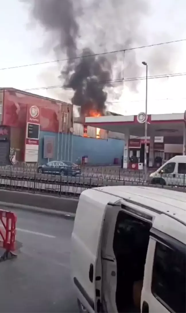 Sultangazi'de Oto Tamirhanesinde Yangın Paniği