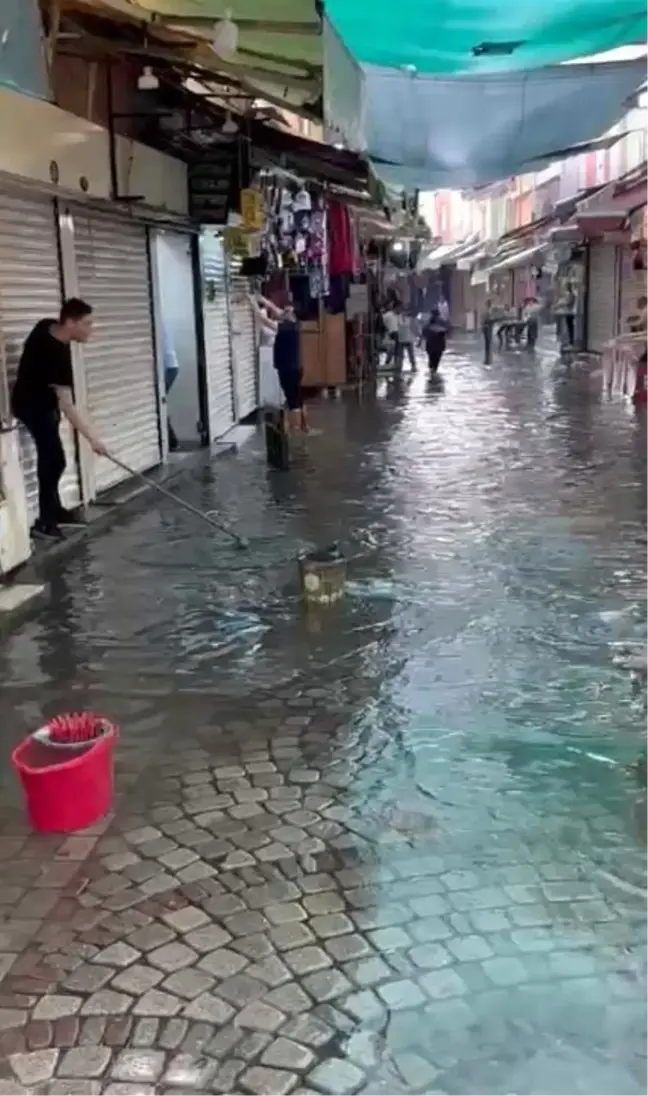 İzmir'i yine sağanak vurdu
