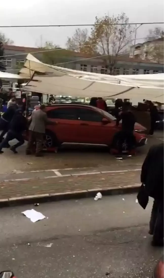 Bursa'da Pazarcılar Otomobili Paletle Çözdü