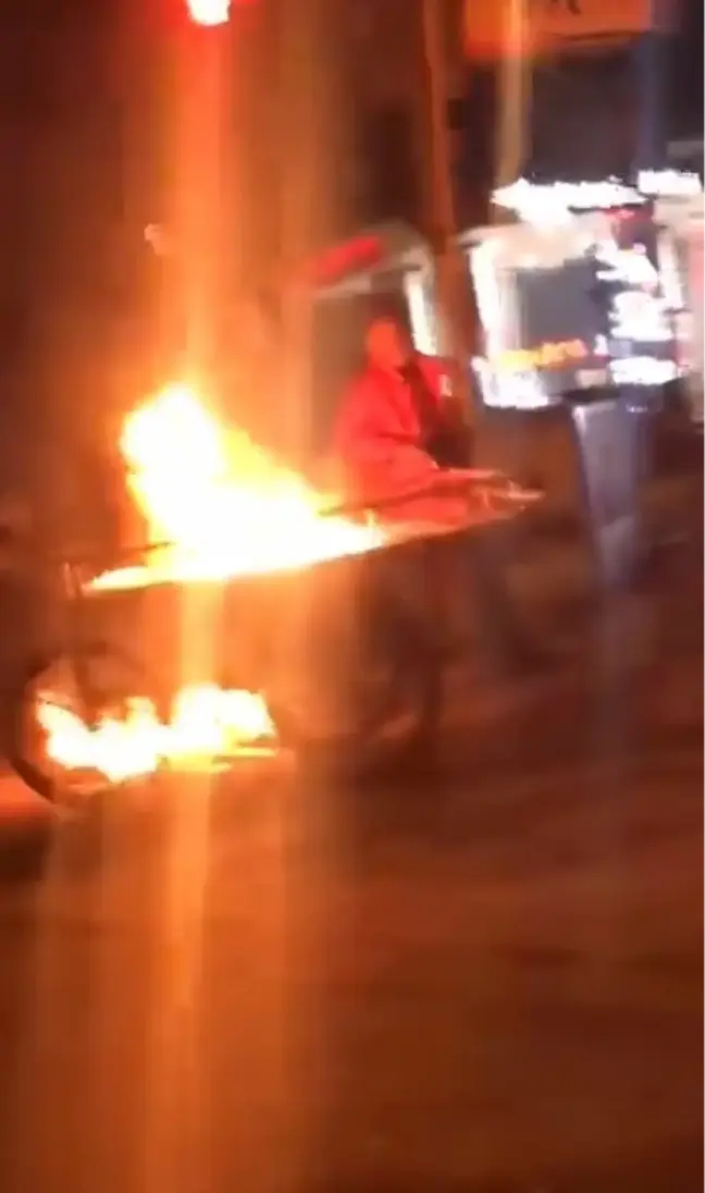 Alkollü Seyyar Satıcı Tezgahını Ateşe Verdi